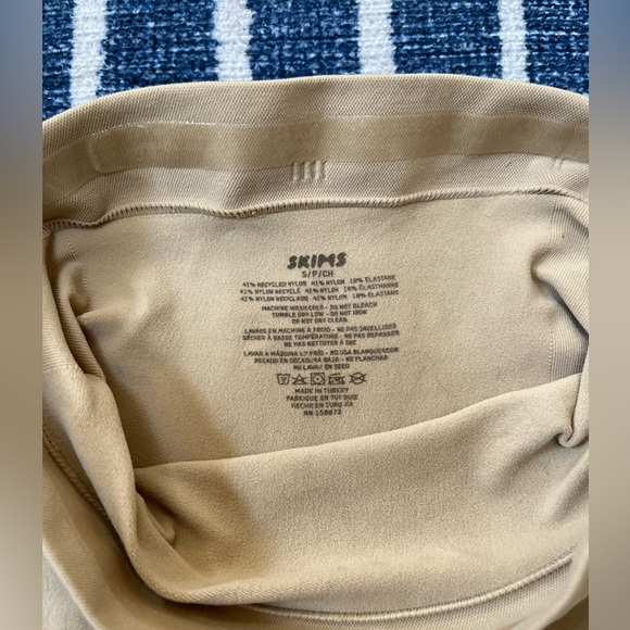 Skims Seamless High Waist Shorts - Picture 4 of 4